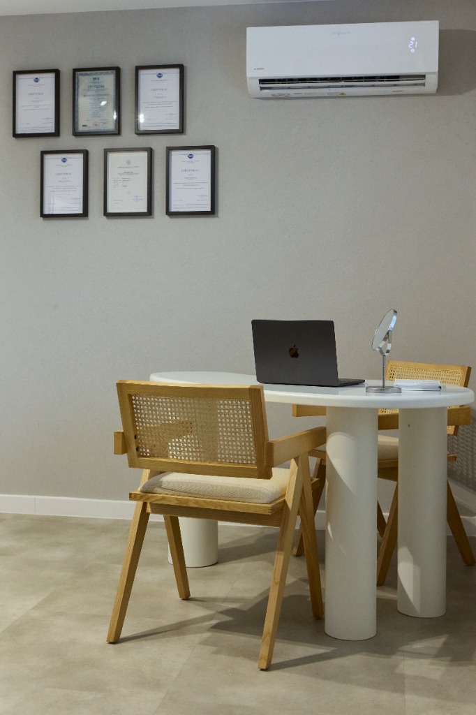 Certyfikaty i dyplomy na ścianie